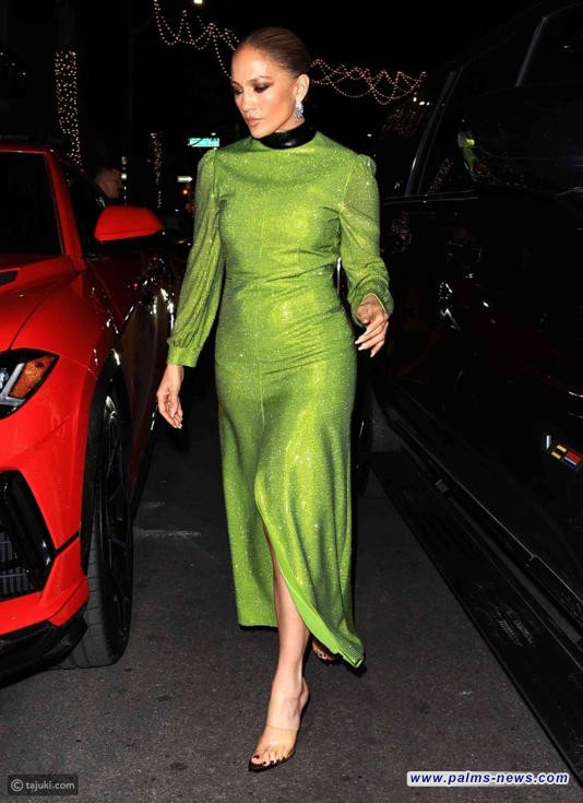 جينيفر لوبيز تشع أناقة بفستان أخضر لامع في أحدث ظهور